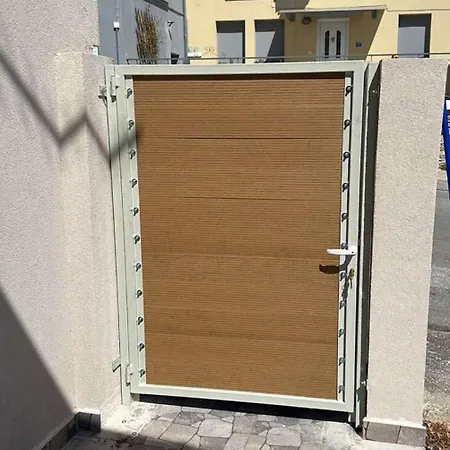 Jennyhouse דירה Dráma